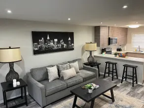 *IN THE CITY!* Modern Downtown Apt - Image 2
