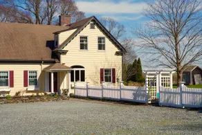 Farmhouse Apartment Tucked Away 3 miles from beach - Image 4