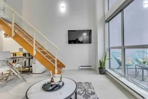 Contemporary loft DT Vancouver with parking - Image 5