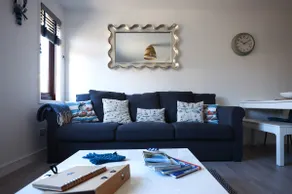 Modern 2BD Apartment close to the sea with parking - Image 2