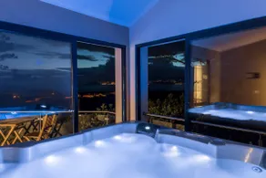 Exclusiva Villa de 4 Habitaciones con Baño Privado, Piscina Infinita y Jacuzzi - Image 3