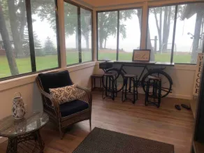 Luxurious remodeled lakefront cottage - Image 5