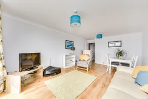 Great 2 Bed Flat-South Balcony & Harbour Views - Image 4
