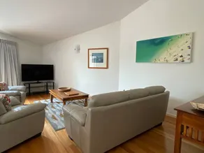 Sun-soaked apt in downtown Byron Bay, near beach - Image 3