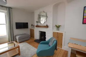 Looe, Quayside house with views. Sleeps 6 - Image 5