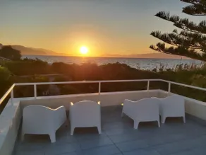 Heaven! Prime location, relaxing seafront property - Image 5