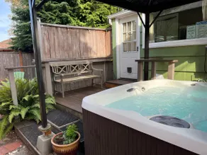 Cedar Grotto: Sleeps 6, Wi-Fi, Hot tub, Sauna, TVs - Image 2