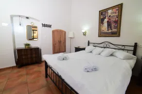 Romantic double room (5) • Historic building • Shared terrace • Parking - Image 3