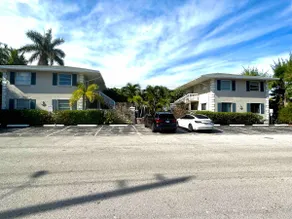 On The Avenue. Walk to Beach - Image 4