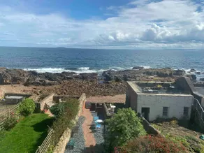 Beachfront cottage with spectacular sea views - Image 4