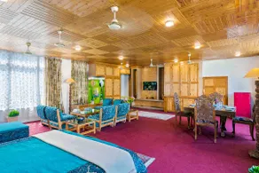 Emerald Suite | Spacious Kashmiri Retreat Near Dal - Image 2