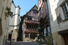 La Maison Rouge *** Medieval Chinon + parking card - Image 3