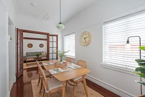 Art Deco in Ascot! ~ 2 Bed / 1 Bath / 1 Car - Image 3