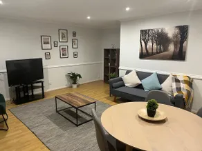 Lovely 2 bedroom apartment with parking space - Image 2