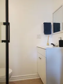 Cozy 1 bedroom suite with kitchenette - Image 3
