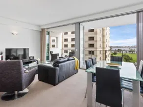 Captivating River View in 3 bedroom CBD apartment! - Image 3