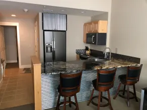 SuperHost Comfortable Condo Lincoln w/Parking* - Image 3