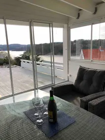 Wonderful modern holiday home with great lake views - Image 2