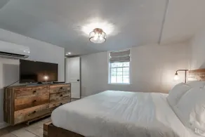 Modern. Minimalist. King Bed. Super Easy Parking. - Image 5