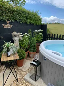 The Hut and Tub - Image 3