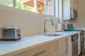 Pet Friendly with Fast Wifi & Easy Parking - Image 4