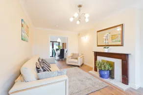 Z Lux 4 bed House (Sleeps 8) beside Train Station - Image 4