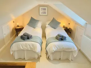 Beautiful Cottage: Sea Views, Parking, Garden - Image 5