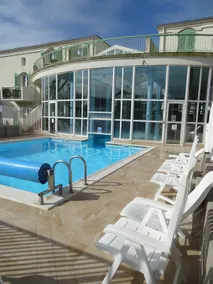 Beautiful F2 with heated pool, sauna, steam room - Image 3