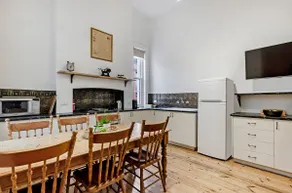 Historic 3 BR APT short stroll to cafes & beaches - Image 5