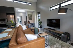Luxurious Upmarket Apartment - Image 4