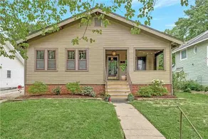 Modern Bungalow: spacious 3BR home near downtown Champaign & campus - Image 2