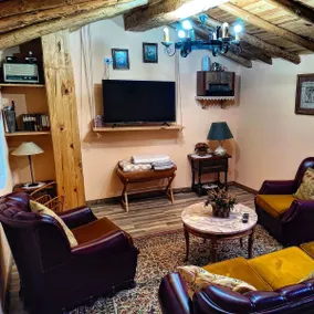 Rustic house with patio and indoor fireplace - Image 4