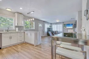 Elegant Home Central to Town, Parks & Beaches - Image 5