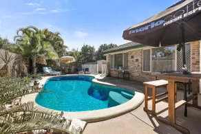Mooloolaba Beach 5 mins Spacious Home Private Pool - Image 4