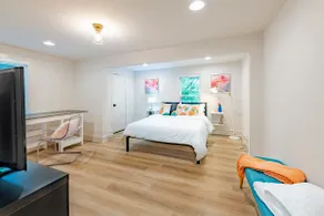 The Suite Peach *Central* Walk to Dining, Beltline - Image 3