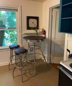 Cozy Cottage in the City - Image 3