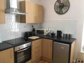 Charming 2 bedroom ground floor apartment - Image 5