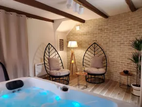 Romantic love room & private spa getaway for two - Image 4
