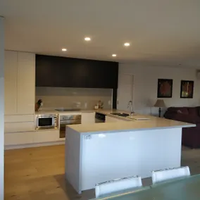 Modern Luxury 4bdr Beach house Family Friendly.  NBN. 2 Smart TV’s, New Kitchen - Image 3