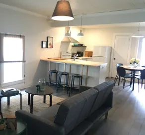 Modern Refurbished Apartment with a View - Image 3