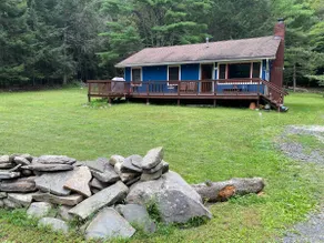 Beautiful creekside nature escape for leaf peepers - Image 2
