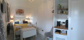 The Beehive- Beautiful garden room + breakfast - Image 3