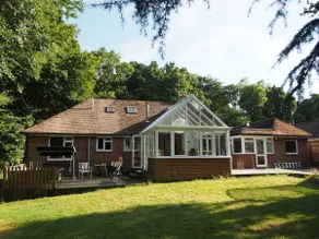 Nouvelle maison de la forêt avec grand jardin, près de la mer. Parfait pour les familles avec enfants - Image 2