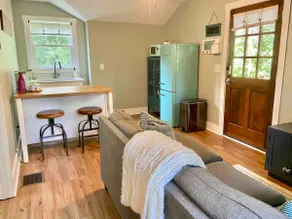 Classic City Carriage- Amazing Location 1BR-1BA - Image 5
