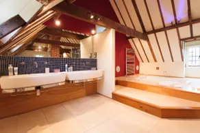 Countryside retreat with Jacuzzi & Balcony - Image 5