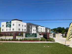 C106, Two bedroom/2 bath apartment w/amenities! - Image 2