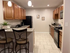 2 Bedroom in triplex close to theme parks - Image 3