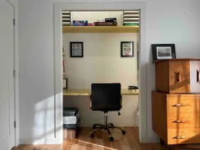 Contemporary House in Quiet Bayside Neighborhood - Image 4