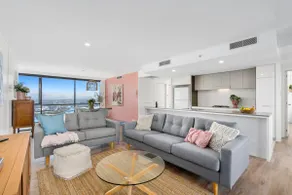 SUPERHoST 3 Bedroom Circle on Cavill SkyHome - Image 2
