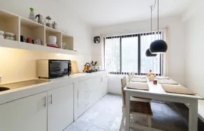 Four Red Doors Apartments - Image 5